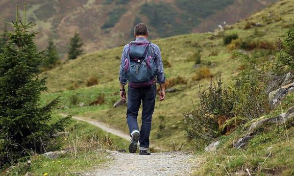 男性が山道を歩いている様子