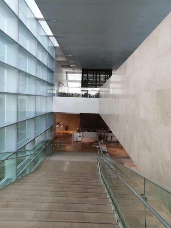 国立国会図書館関西館入口付近の階段
